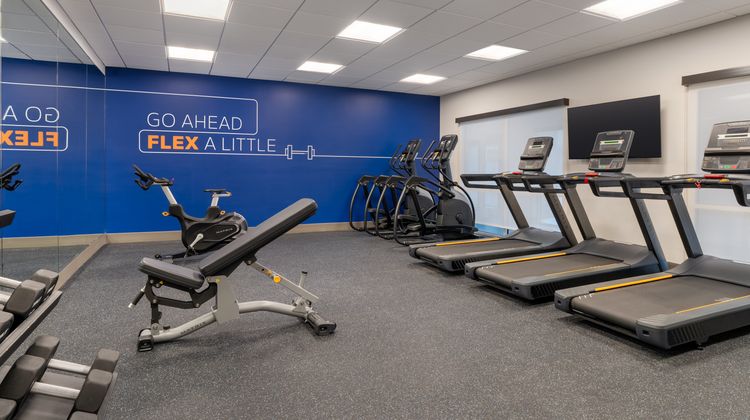 Holiday Inn Express & Suites Linden Health Club