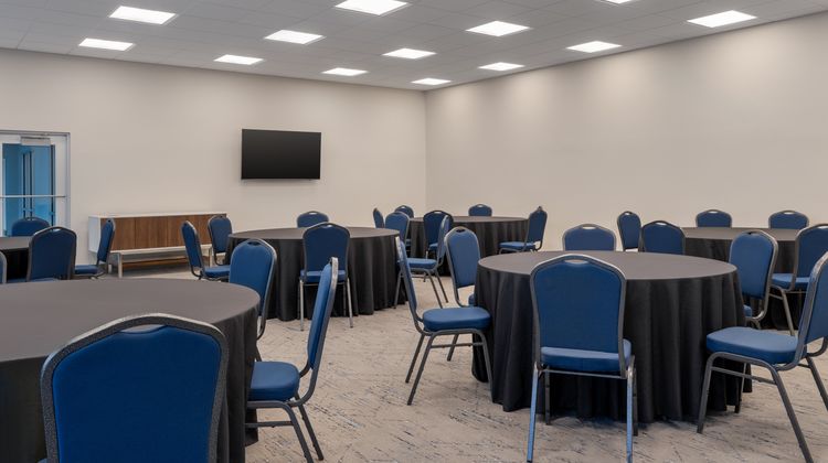 Holiday Inn Express & Suites Linden Ballroom