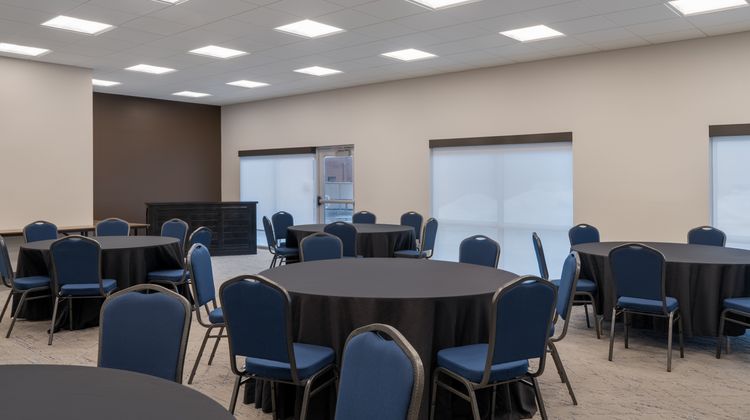 Holiday Inn Express & Suites Linden Meeting