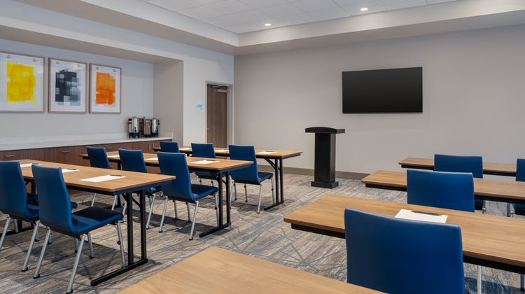 Holiday Inn Express & Suites Linden Meeting