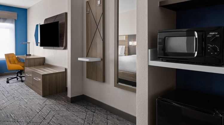 Holiday Inn Express Syracuse Fairgrounds Room