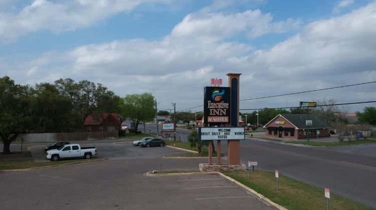 Beeville Executive Inn Exterior
