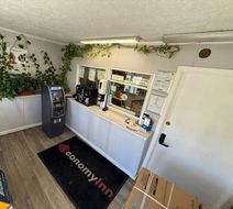 Budget Inn Hotel Lobby