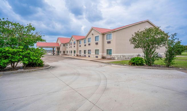 Days Inn & Suites by Wyndham Beeville Exterior