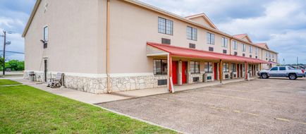 Days Inn & Suites by Wyndham Beeville Exterior