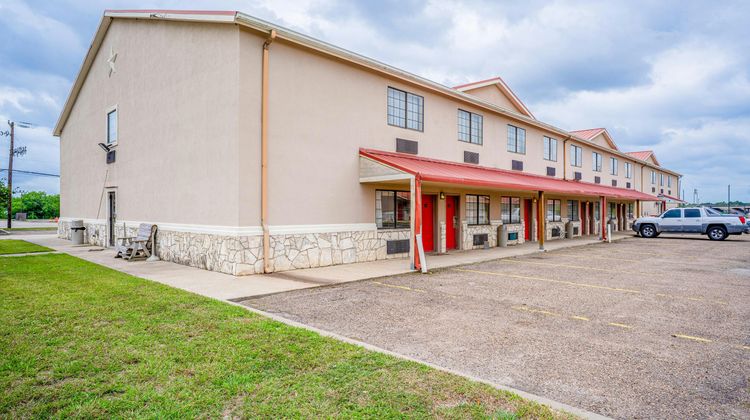 Days Inn & Suites by Wyndham Beeville Exterior