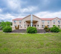 Days Inn & Suites by Wyndham Beeville Exterior