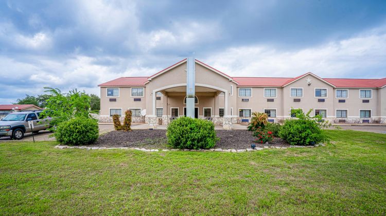 Days Inn & Suites by Wyndham Beeville Exterior