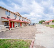 Days Inn & Suites by Wyndham Beeville Exterior