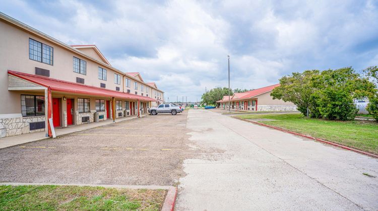 Days Inn & Suites by Wyndham Beeville Exterior