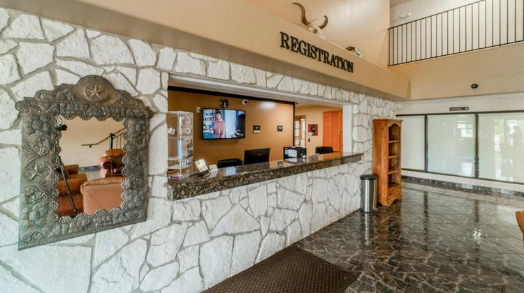 Days Inn & Suites by Wyndham Beeville Lobby
