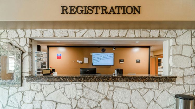 Days Inn & Suites by Wyndham Beeville Lobby