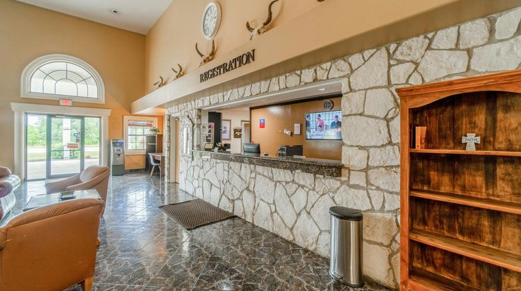 Days Inn & Suites by Wyndham Beeville Lobby