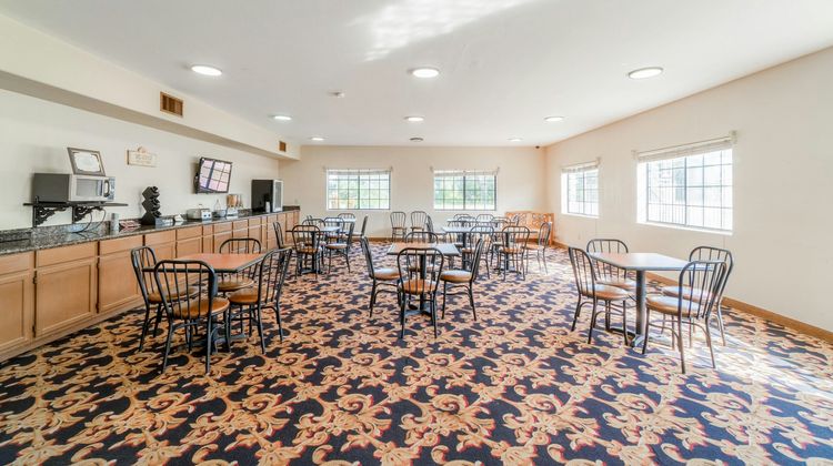 Days Inn & Suites by Wyndham Beeville Room