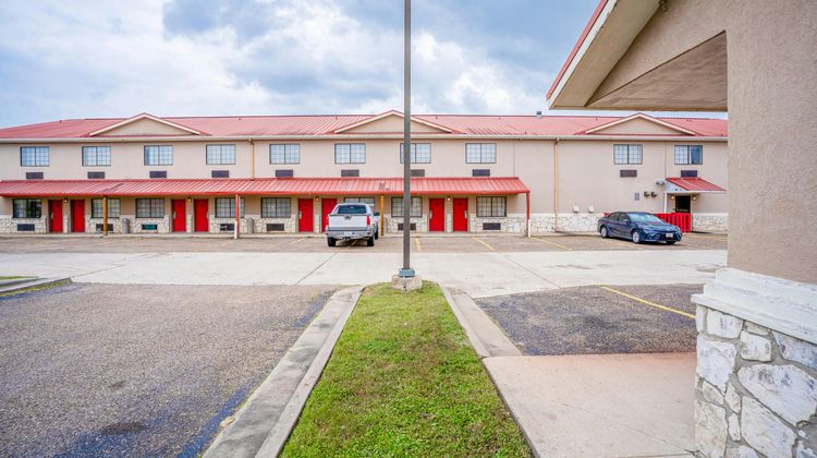 Days Inn & Suites by Wyndham Beeville Other
