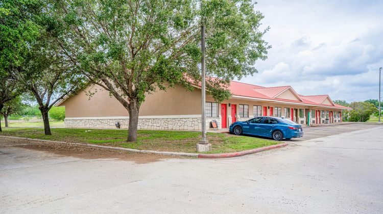 Days Inn & Suites by Wyndham Beeville Other