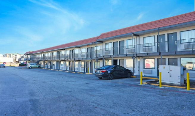 Super 7 Inn Dallas-Southwest Exterior