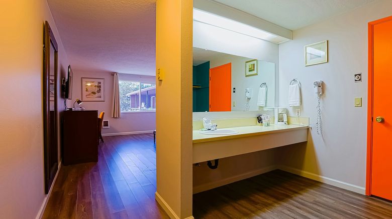 <b>Coast River Inn Room</b>. Images powered by <a href="https://www.leonardoworldwide.com/" title="Leonardo Worldwide" target="_blank">Leonardo</a>.