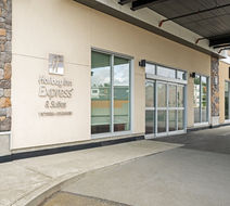Holiday Inn Express & Suites Victoria Exterior