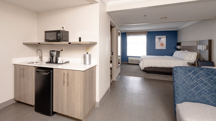Holiday Inn Express Hotel & Suites Suite