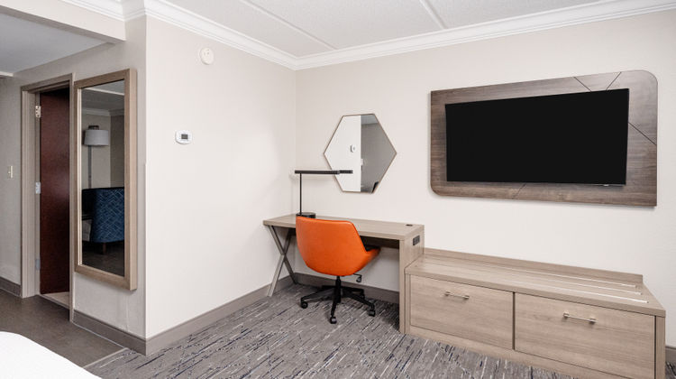 Holiday Inn Express Hotel & Suites Suite
