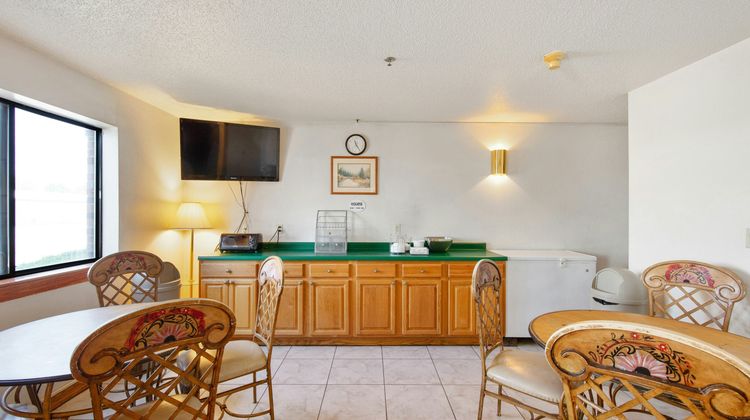 Super 8 Portage Room