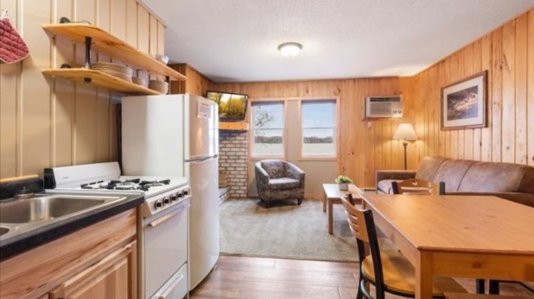 <b>Cragun's Resort Room</b>. Images powered by <a href="https://www.leonardoworldwide.com/" title="Leonardo Worldwide" target="_blank">Leonardo</a>.