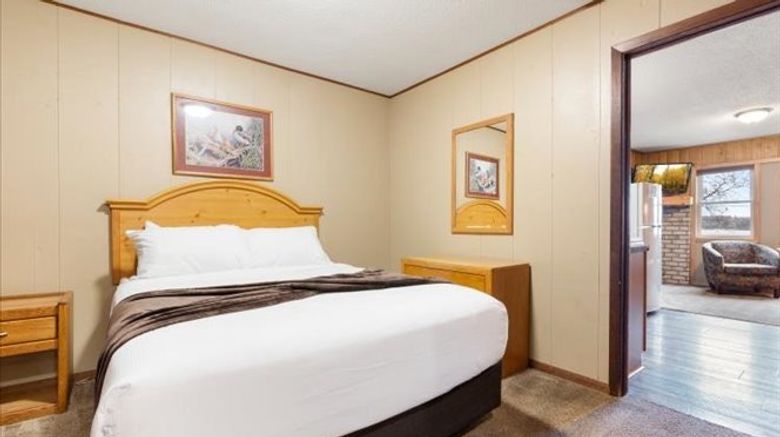 <b>Cragun's Resort Room</b>. Images powered by <a href="https://www.leonardoworldwide.com/" title="Leonardo Worldwide" target="_blank">Leonardo</a>.