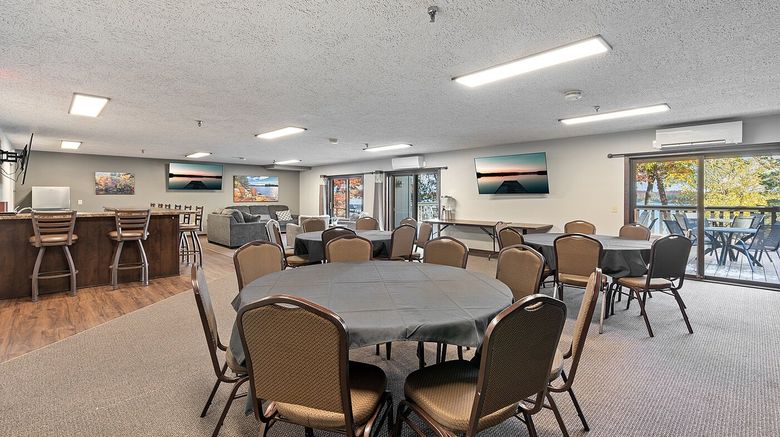 <b>Cragun's Resort Restaurant</b>. Images powered by <a href="https://www.leonardoworldwide.com/" title="Leonardo Worldwide" target="_blank">Leonardo</a>.