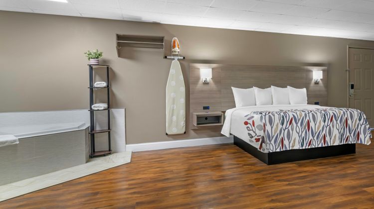 Red Roof Inn & Suites Swansea Room