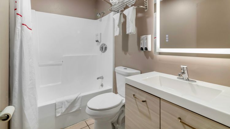 Red Roof Inn & Suites Swansea Room