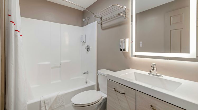 Red Roof Inn & Suites Swansea Room