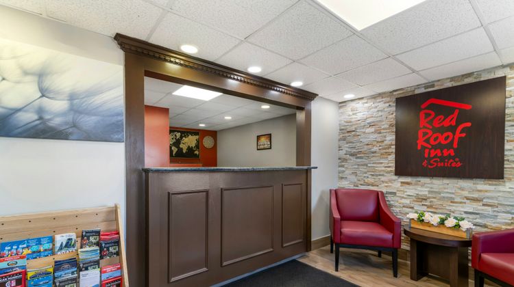 Red Roof Inn & Suites Swansea Lobby