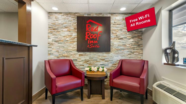 Red Roof Inn & Suites Swansea Lobby
