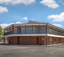 Red Roof Inn & Suites Swansea Exterior