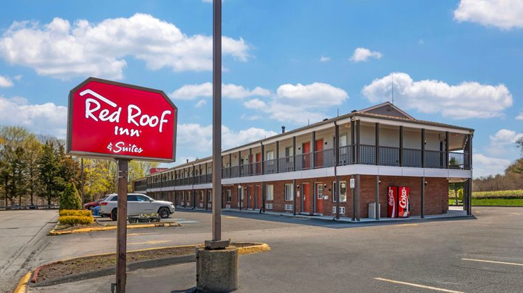 Red Roof Inn & Suites Swansea Exterior