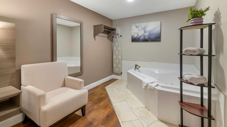 Red Roof Inn & Suites Swansea Room