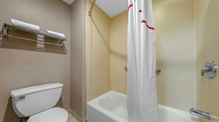 Red Roof Inn & Suites Bellmawr Room