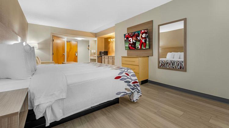 Red Roof Inn & Suites Bellmawr Suite