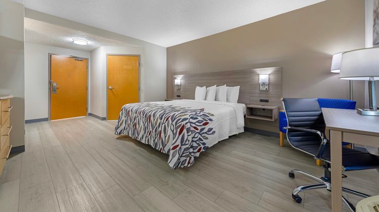 Red Roof Inn & Suites Bellmawr Suite