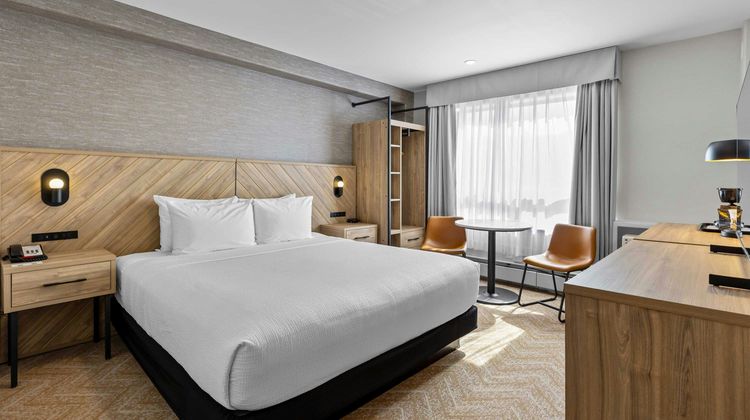 Sandman Hotel & Suites Calgary West Room