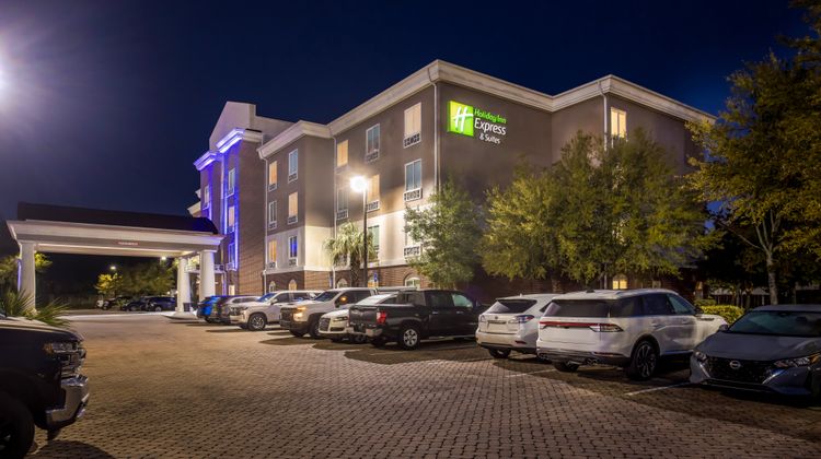 Holiday Inn Express Hotel & Suites Exterior
