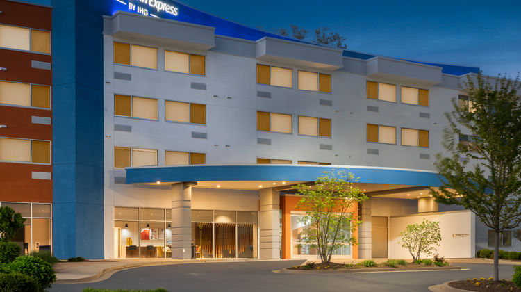 Holiday Inn Expr Lexington Horse Park Exterior
