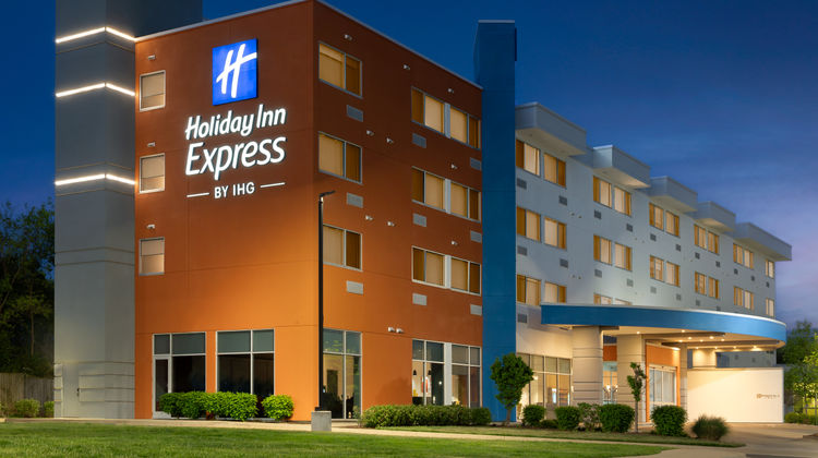 Holiday Inn Expr Lexington Horse Park Exterior