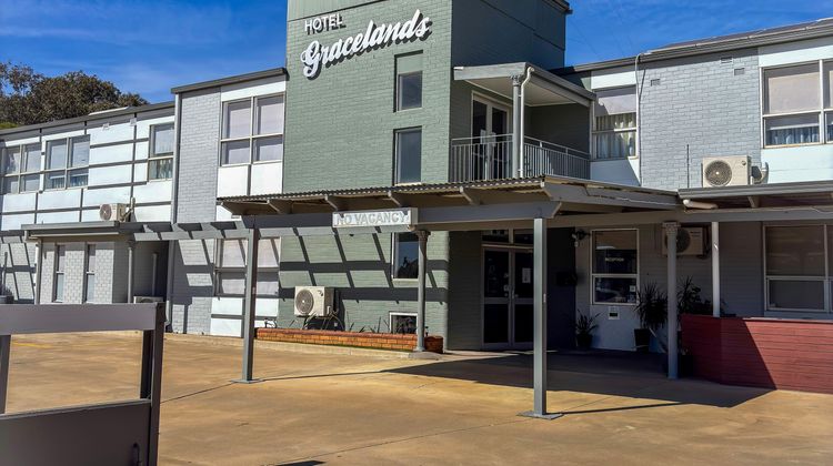 Hotel Gracelands Exterior