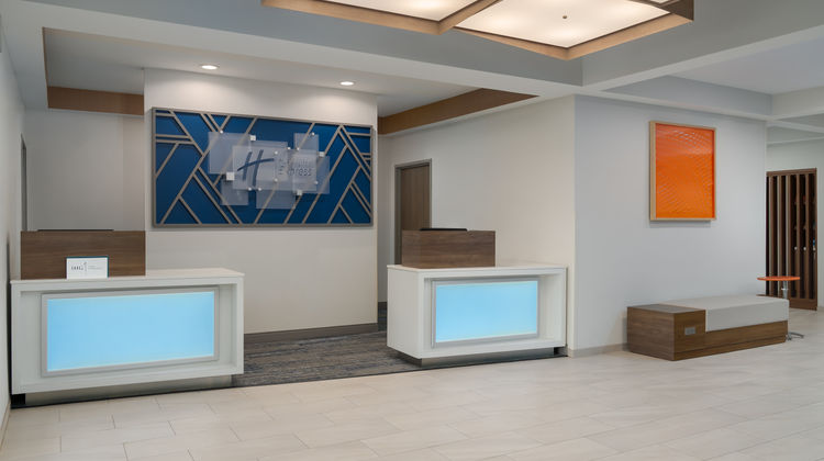 Holiday Inn Express & Suites Alexandria Exterior