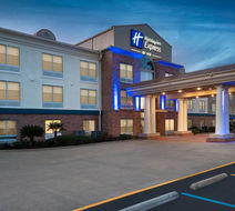 Holiday Inn Express & Suites Alexandria Exterior