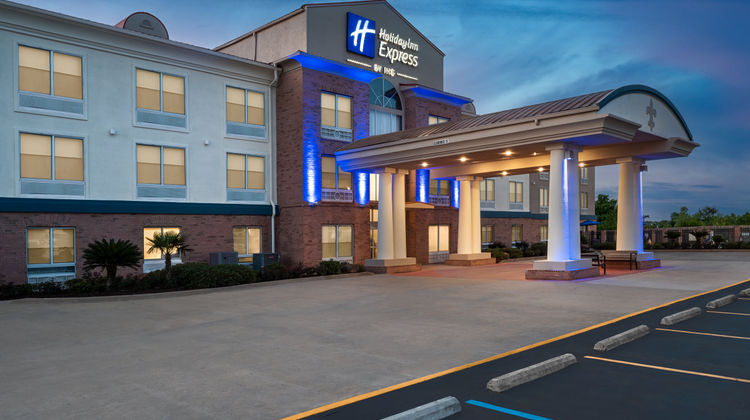 Holiday Inn Express & Suites Alexandria Exterior