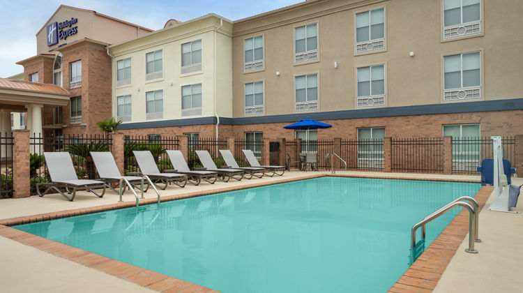 Holiday Inn Express & Suites Alexandria Pool