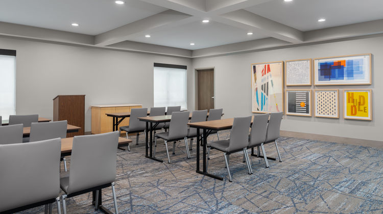 Holiday Inn Express & Suites Alexandria Meeting